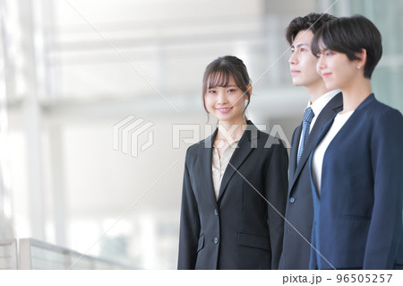 若い女性コンサルタントとチームの2人_2 若い女性コンサルタントとチームの2人_2 96505257