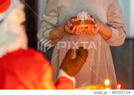 クリスマス サンタクロース プレゼントもらう クリスマス サンタクロース プレゼントもらう 96505736