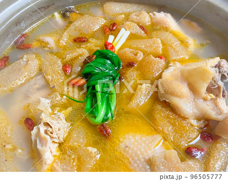 中国家庭料理・竹蓀煲土鶏湯（キヌガサタケと地鶏のスープ） 96505777