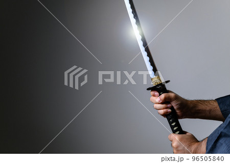 刀を持つ日本のカッコイイ侍のイメージ 96505840