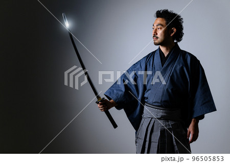 刀を持つ日本のカッコイイ侍のイメージ 刀を持つ日本のカッコイイ侍のイメージ 96505853
