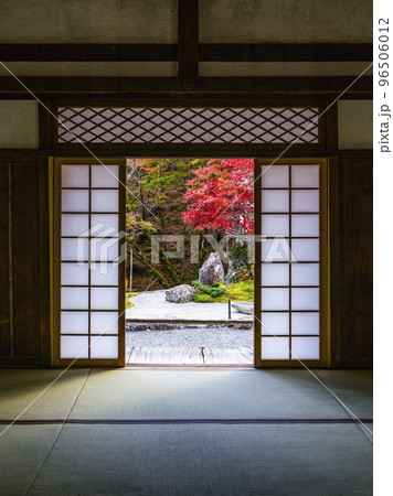 紅葉を迎えた古知谷阿弥陀寺(こちだにあみだじ)境内 紅葉を迎えた古知谷阿弥陀寺(こちだにあみだじ)境内 96506012