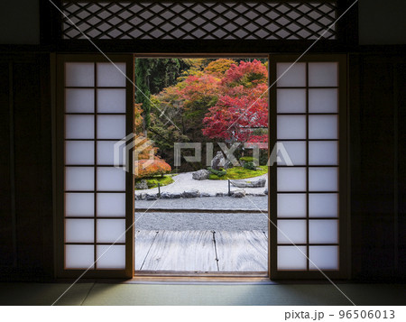 紅葉を迎えた古知谷阿弥陀寺（こちだにあみだじ）境内 96506013