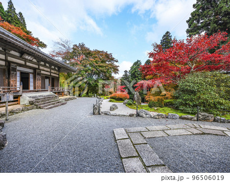 紅葉を迎えた古知谷阿弥陀寺(こちだにあみだじ)境内 紅葉を迎えた古知谷阿弥陀寺(こちだにあみだじ)境内 96506019