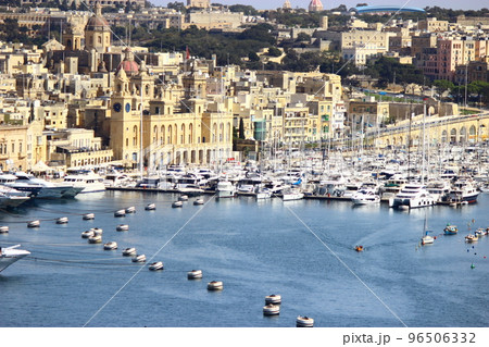 語学留学先としても人気！マルタ島のおすすめ観光スポット　地中海に浮かぶ魅力満載の小さな島国 96506332