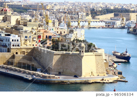 語学留学先としても人気！マルタ島のおすすめ観光スポット　地中海に浮かぶ魅力満載の小さな島国 96506334