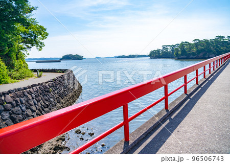 福浦島へ繋がる福浦橋 松島湾(宮城県松島町) 福浦島へ繋がる福浦橋 松島湾(宮城県松島町) 96506743