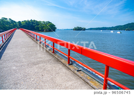 福浦島へ繋がる福浦橋 松島湾(宮城県松島町) 福浦島へ繋がる福浦橋 松島湾(宮城県松島町) 96506745