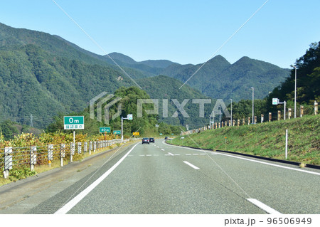 新潟県内の関越自動車道の車窓風景 96506949