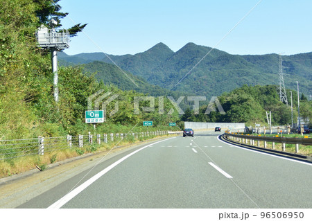 新潟県内の関越自動車道の車窓風景 96506950