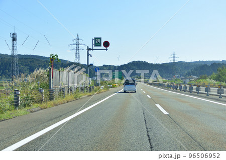 新潟県内の関越自動車道の車窓風景 96506952