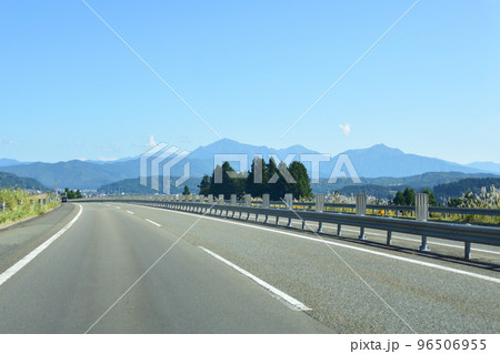 新潟県内の関越自動車道の車窓風景 96506955