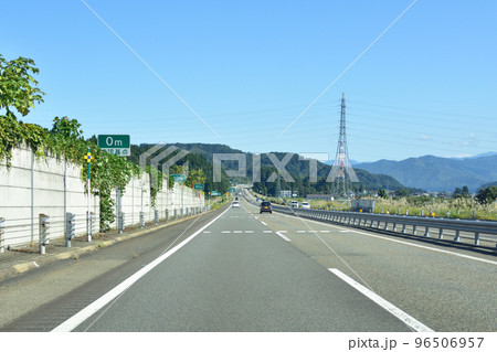 新潟県内の関越自動車道の車窓風景 96506957