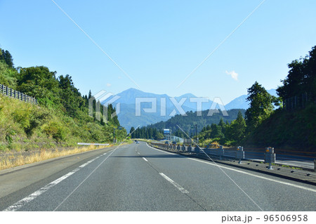 新潟県内の関越自動車道の車窓風景 新潟県内の関越自動車道の車窓風景 96506958