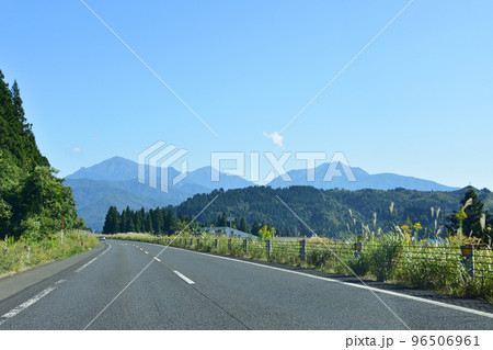 新潟県内の関越自動車道の車窓風景 96506961