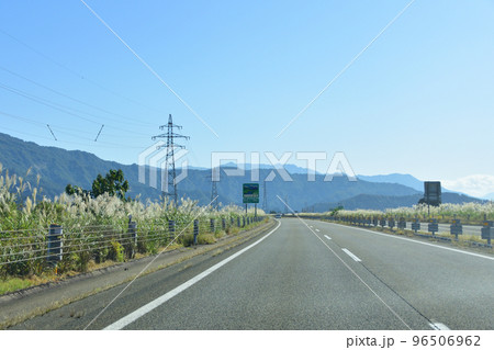 新潟県内の関越自動車道の車窓風景 96506962