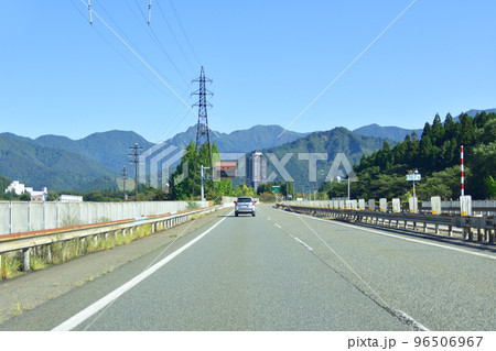 新潟県内の関越自動車道の車窓風景 96506967