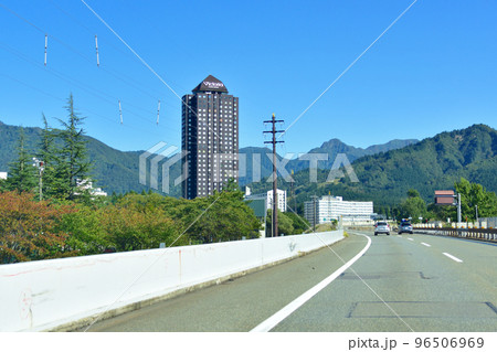 新潟県内の関越自動車道の車窓風景 96506969