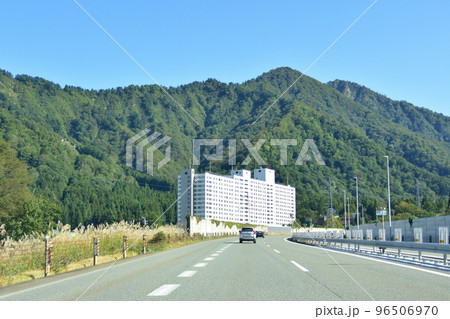新潟県内の関越自動車道の車窓風景 96506970