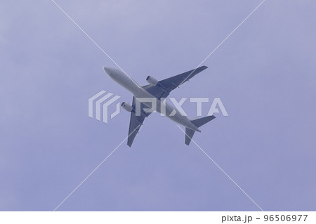 青空の中を飛ぶ旅客機 96506977