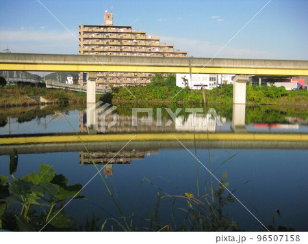 廃線となった桃花台線の高架と、調整池に反射する建物です。 廃線となった桃花台線の高架と、調整池に反射する建物です。 96507158
