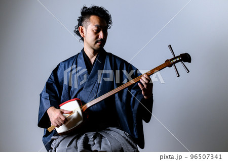三味線を弾く日本人中年男性の写真素材 [96507341] - PIXTA