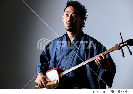 三味線を弾く日本人中年男性　唄う 96507345