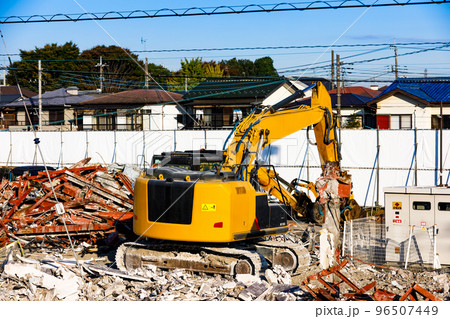 マンション解体工事現場　重機パワーショベル 96507449