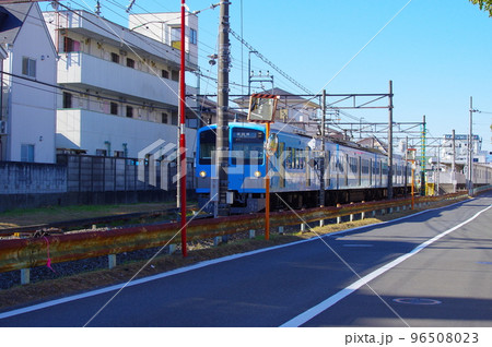 是政駅を出発する西武多摩川線 是政駅を出発する西武多摩川線 96508023