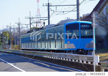 是政駅を出発する西武多摩川線 是政駅を出発する西武多摩川線 96508035