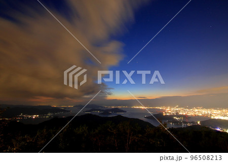 絵下山から見る 美しい夕夜景 96508213