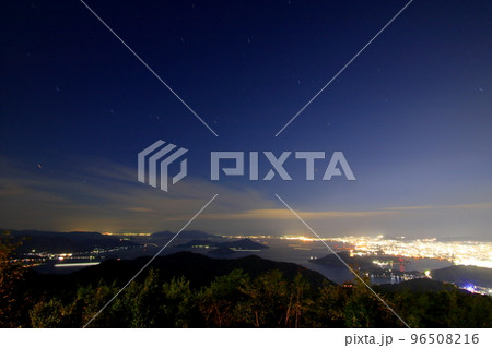 絵下山から見る 美しい夜景 96508216