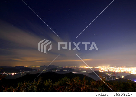 絵下山から見る 美しい夜景 96508217