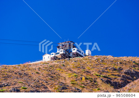 （栃木県）秋晴れの那須岳（茶臼岳）　那須ロープウェイ山頂駅付近の景色 96508604