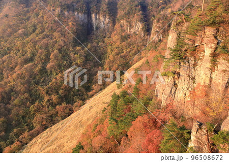 鳥取県琴浦町の秋の船上山の紅葉 96508672