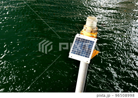 海上の太陽電池パネル 96508998