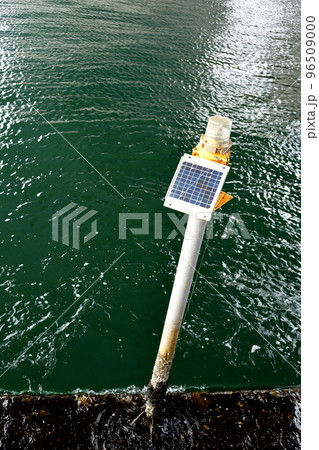 河川に設置された太陽電池パネル 96509000