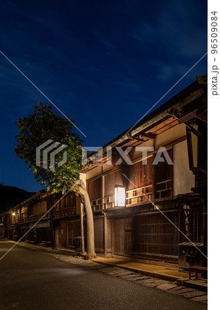 秋の 中山道 妻籠宿（長野県 南木曽町） 96509084