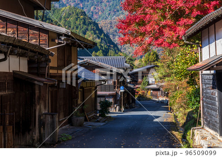 秋の 中山道 妻籠宿（長野県 南木曽町） 96509099