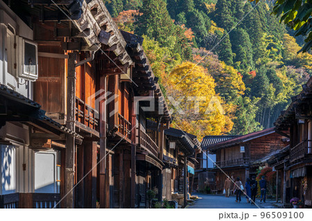 秋の 中山道 妻籠宿（長野県 南木曽町） 96509100