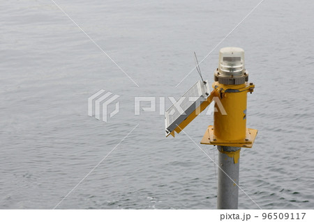 海上の太陽電池パネルの側面 96509117