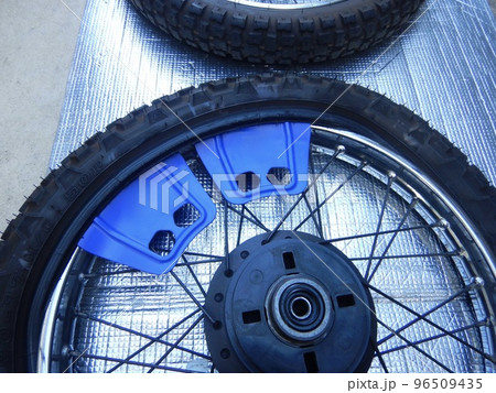 ハンターカブのタイヤ入れ替え作業 ハンターカブのタイヤ入れ替え作業 96509435