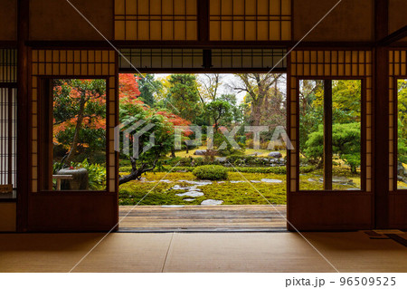 古都京都の秋　雨の旧三井家下鴨別邸 96509525