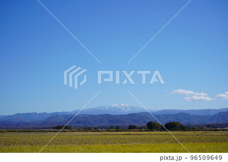 収穫後の田んぼと冠雪した白山方面の風景|石川県加賀市 収穫後の田んぼと冠雪した白山方面の風景|石川県加賀市 96509649