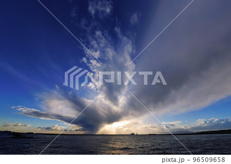 迫力のある雲に覆われ小雨が降った晩秋の夕空と港・超広角・空主体・221025pm 迫力のある雲に覆われ小雨が降った晩秋の夕空と港・超広角・空主体・221025pm 96509658