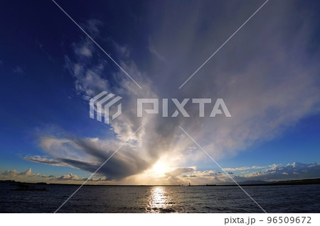 迫力のある雲に覆われ小雨が降った晩秋の夕空と港・超広角・空主体・221025pm 96509672