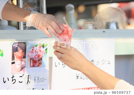 キッチンカーのけずりイチゴ　大人気のけずりイチゴ 96509737