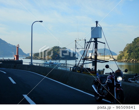 バイクと漁港と遠景と 96509841