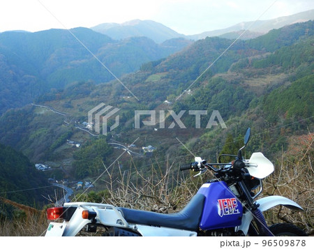 バイクのある山間の風景 バイクのある山間の風景 96509878