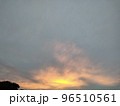 10月の夕暮れの光 96510561